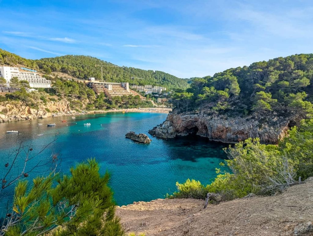 Ervaar Ibiza's charme in de meest elegante villa's aan zee