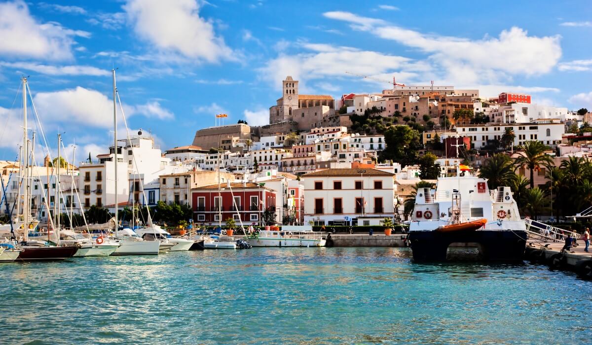 Laat je hart sneller kloppen met zonovergoten zomervilla's op Ibiza