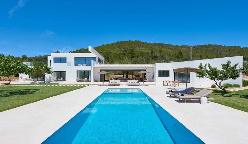 Laat je vakantiedromen uitkomen in betoverende villa's op Ibiza